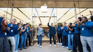 Apple-Domain-NORTHSIDE-Austin-Deirdre-O-Brien-and-John-Ternus-welcome-customers-261023
